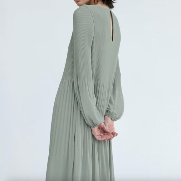 Aritzia Wilfred Daydreamer Midi Dress Pleated Chiffon Light Sage Green Size XS - Picture 2 of 7